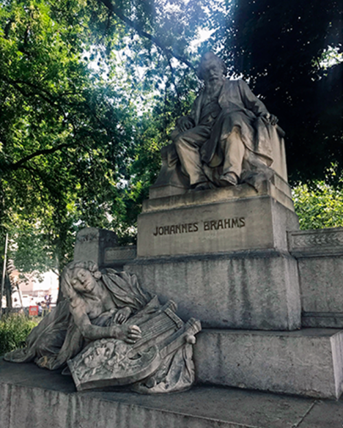 A picture of a statue